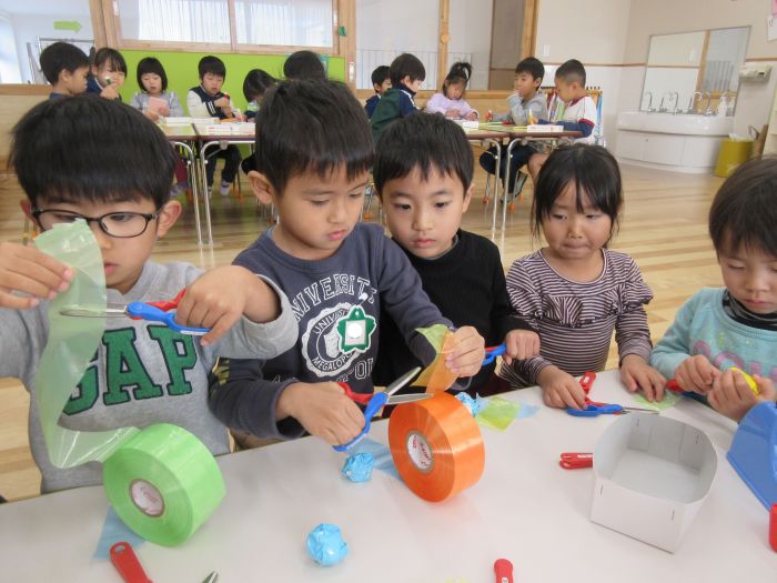 お正月遊びを楽しんでいます もも 江西桜こども園