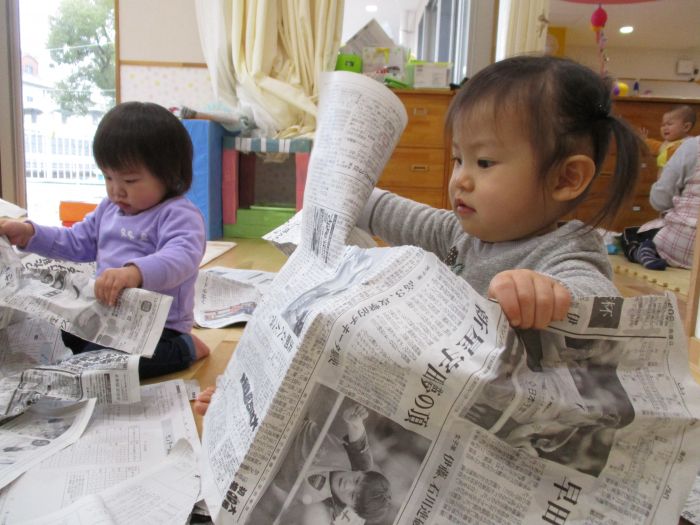 新聞紙遊びをしたよ たんぽぽ 江西桜こども園