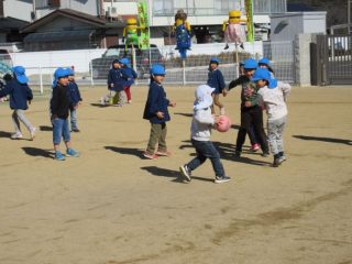 新しい遊びを教えてもらったよ うめ 江西桜こども園